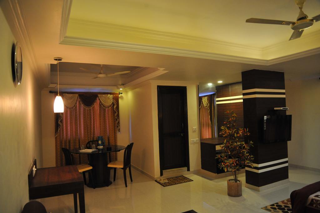 Hotel Alpha Vadodara Zimmer foto
