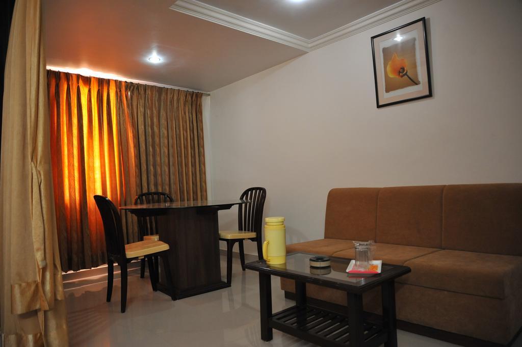 Hotel Alpha Vadodara Zimmer foto